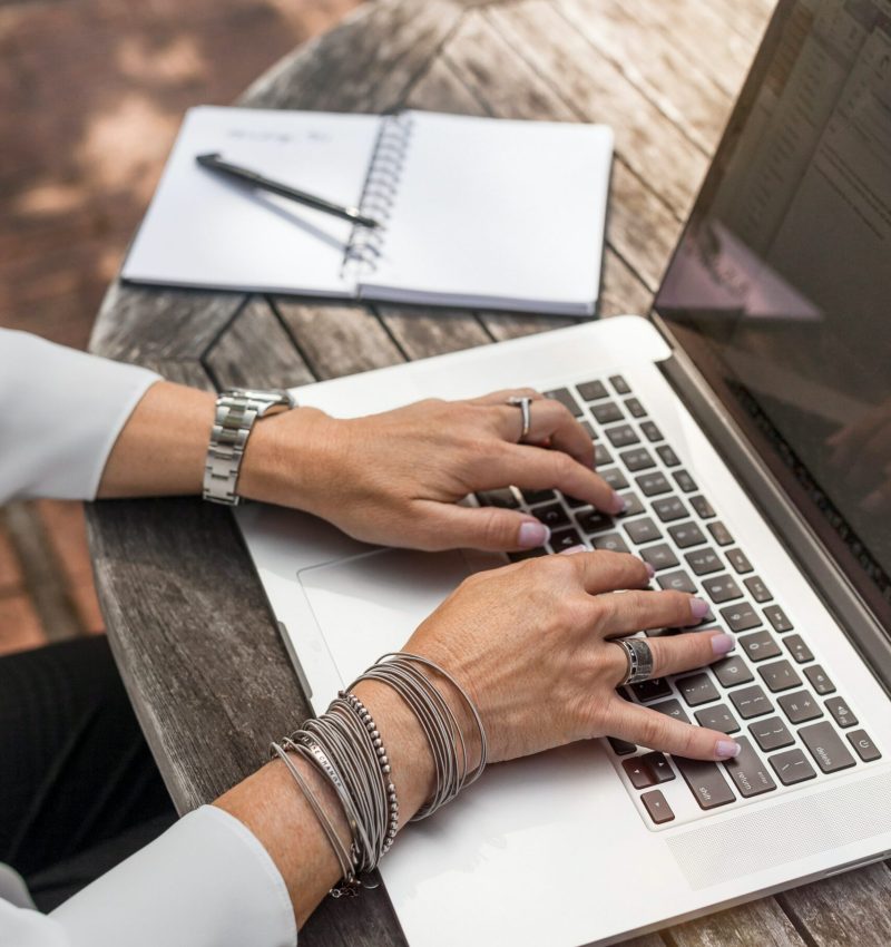 Femme qui écrit sur un clavier d'ordinateur